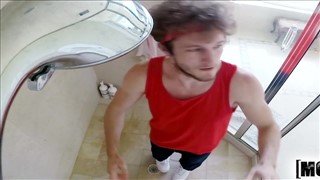 Dotyka delikatnie jej małe cycuszki