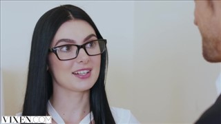 Chwyta suczkę za zgrabną dupeczkę