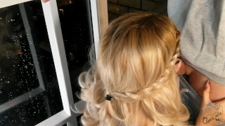 Gorąca blondynka pali na balkonie i ssie brudnego kutasa