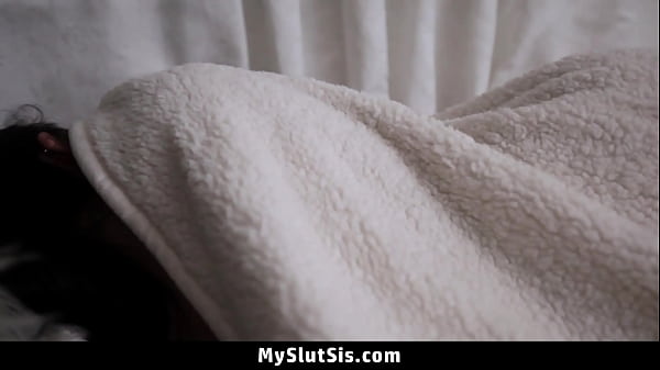 Cycata przyrodnia siostra chce uprawiać seks ze swoim przyrodnim bratem, aby dać nauczkę jego dziewczynie – Myslutsis