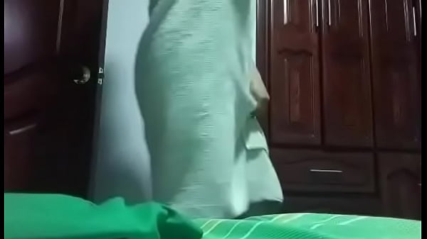 Wyciekło domowe wideo pastora kościoła w ręczniku. duże naturalne cycki.